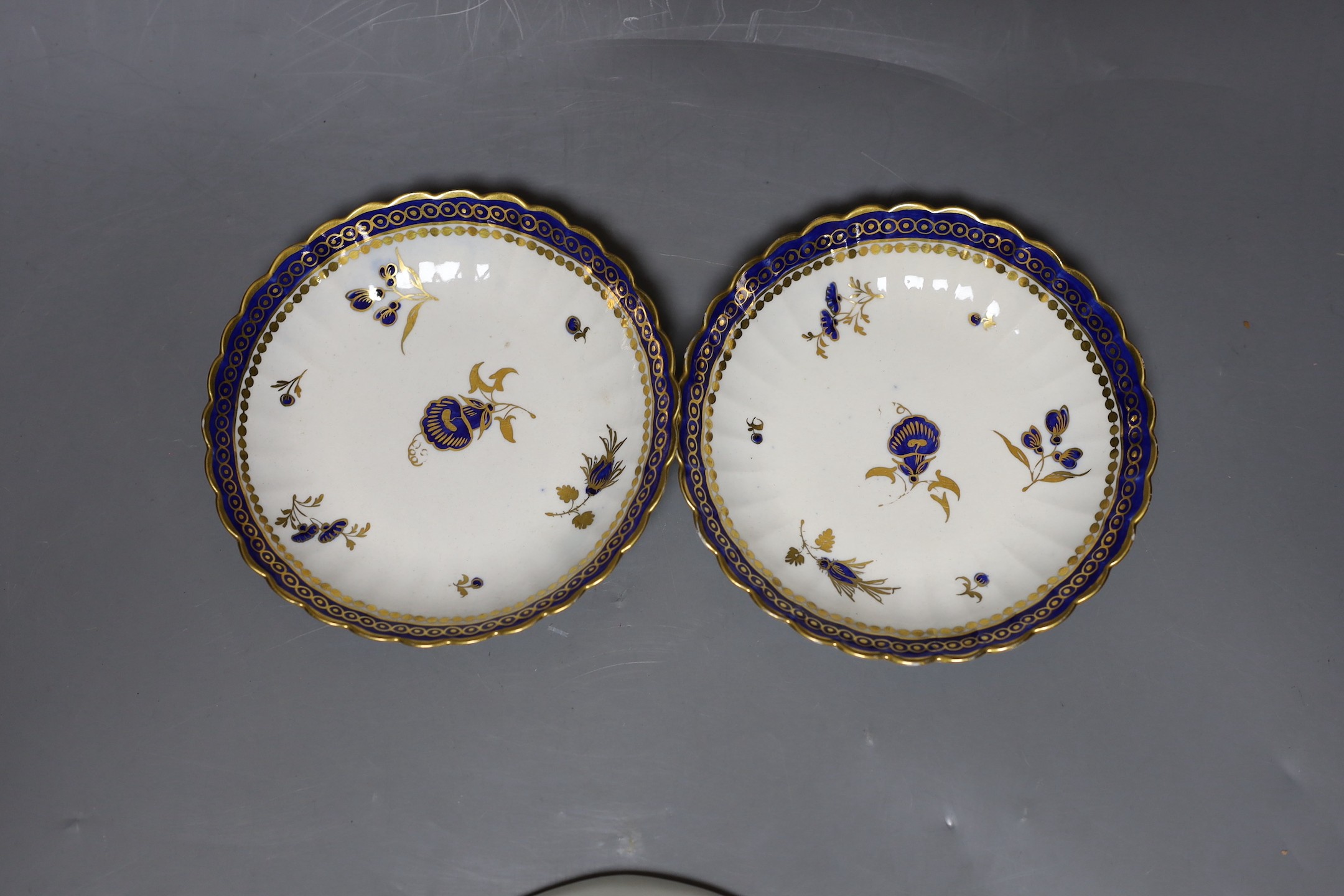 A pair of late 18th century Caughley Salopian teabowls and saucers together with a matching dish